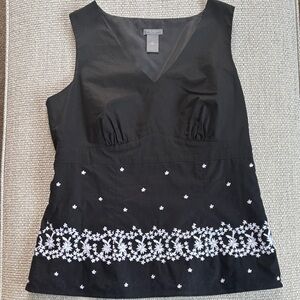 Ann Taylor Black Sleeveless V-Neck Tank with White Floral Embroidery
Size 8P